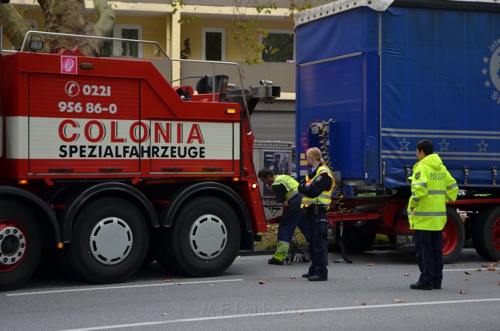 LKW verliert Auflieger Koeln Boltensternstr Pasteurstr P2022.JPG